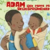 Adam och pappa på skogspromenad